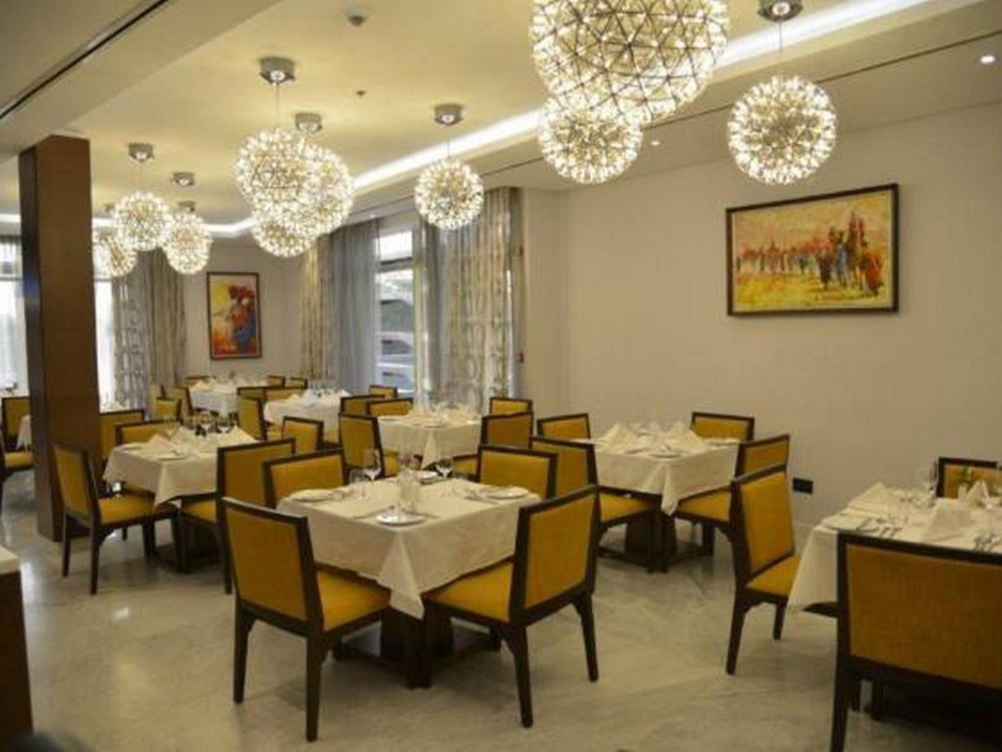 Room In Lodge - The Envoy Hotel And Suites Abuja Eksteriør bilde