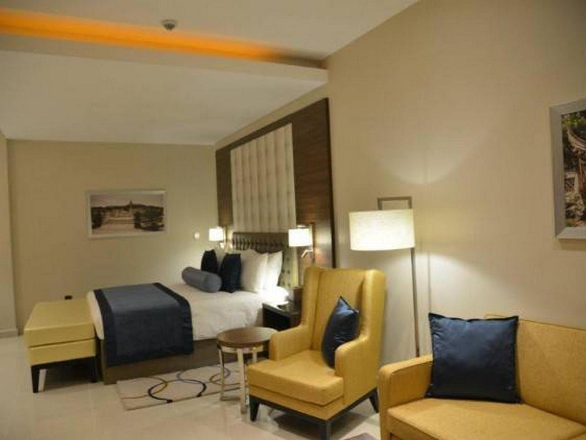 Room In Lodge - The Envoy Hotel And Suites Abuja Eksteriør bilde